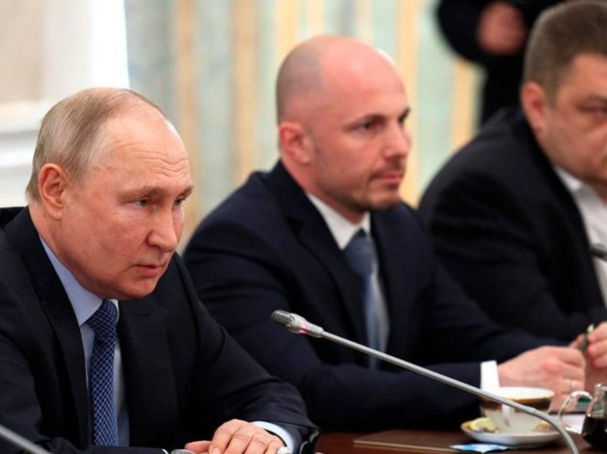“Pse nuk u arrit pushtimi i Kievit”, Putin nuk di si t’i përgjigjet pyetjes së gazetarit rus