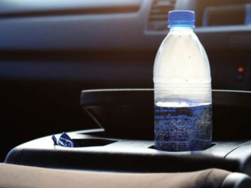 Mos mbani kurrë një shishe uji në makinë