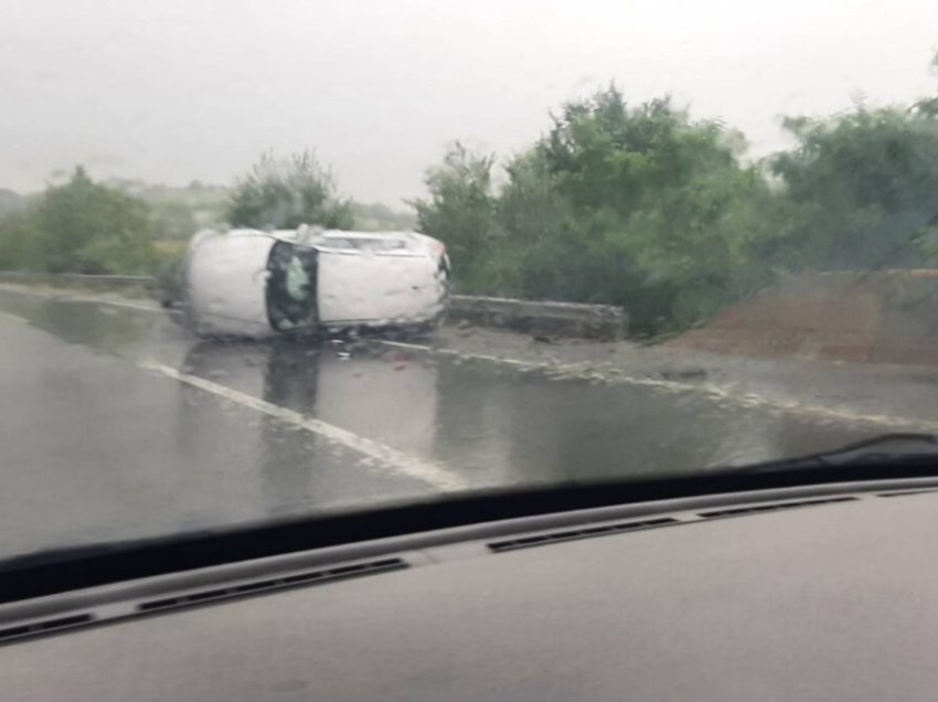 Përmbyset një makinë në rrugën Shkup – Tetovë, reshjet e shiut vështirësojnë qarkullimin