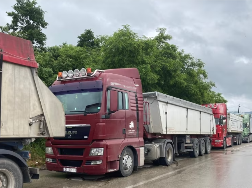 Dhjetëra kamionë nga Serbia presin të kalojnë kufirin me Kosovën