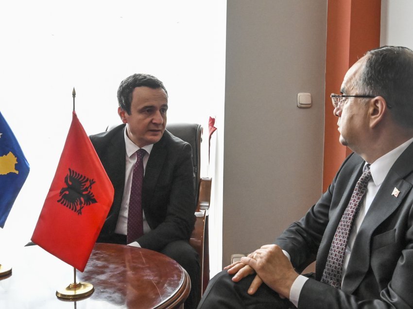 Kurti takohet me presidentin e Shqipërisë, Begaj, në margjina të Forumit të Prespës