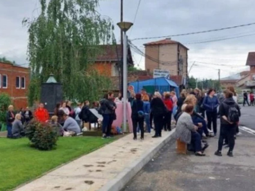 Protestuesit tentuan të hyjnë objektin e Komunës së Leposaviqit, Policia: Është qetësuar situata