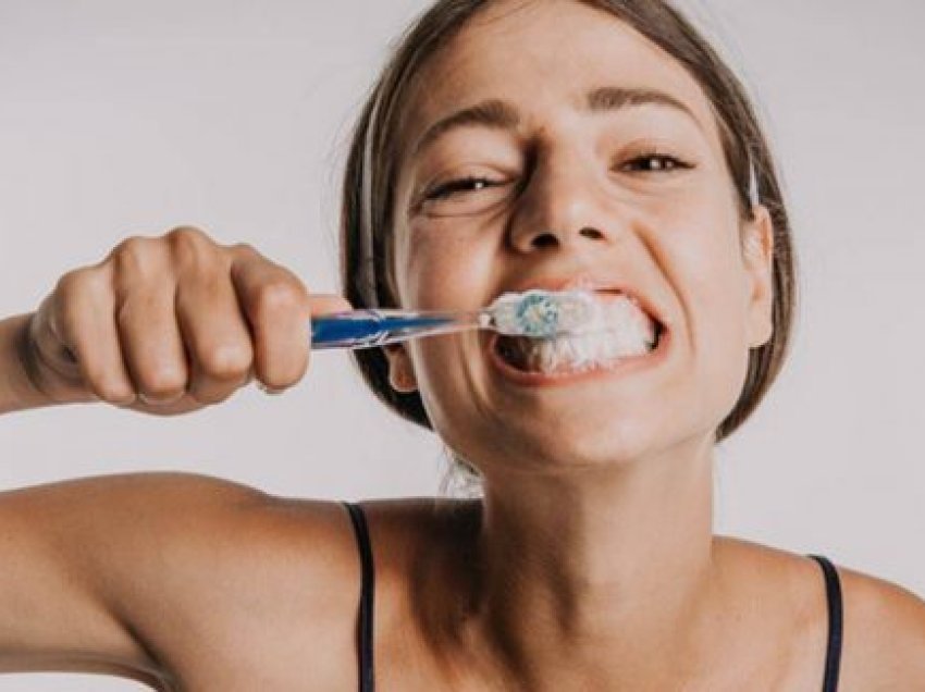 Pse nuk duhet ta shpërlani gojën pas pastrimit të dhëmbëve