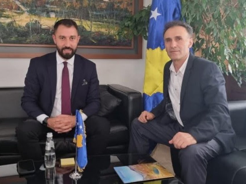 Ministri Krasniqi viziton kryetarin e Leposaviqit, diskutojnë për zhvillimet në komunë
