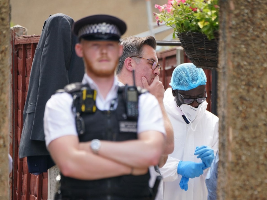 U gjetën të vdekur katër anëtarët e një familjeje në Londër, mes tyre fëmijët e mitur/ Oficerët: Nuk dihet ende shkaku, hetimi vijon