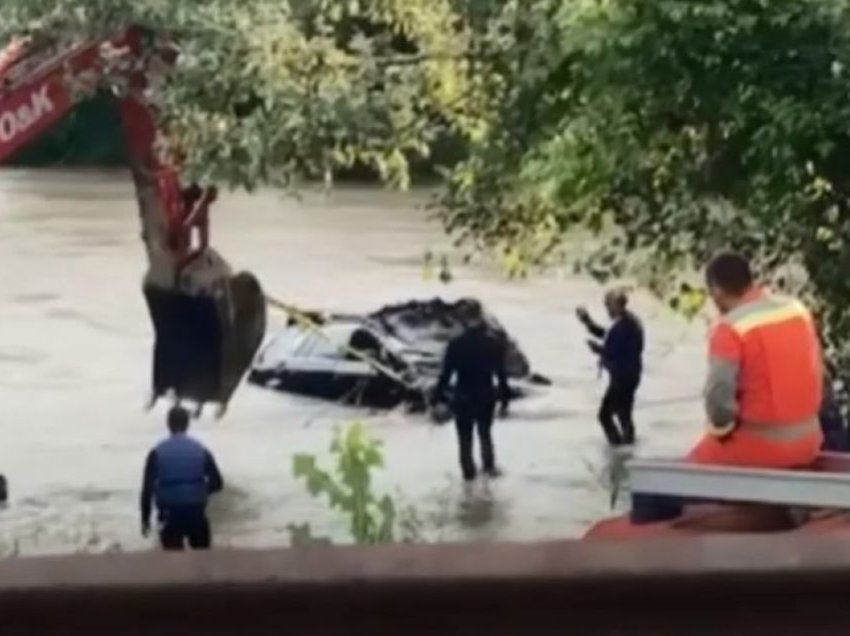 Pamje/ Vetura ‘BMW’ me targa të Kosovës nxirret nga lumi Lepenc