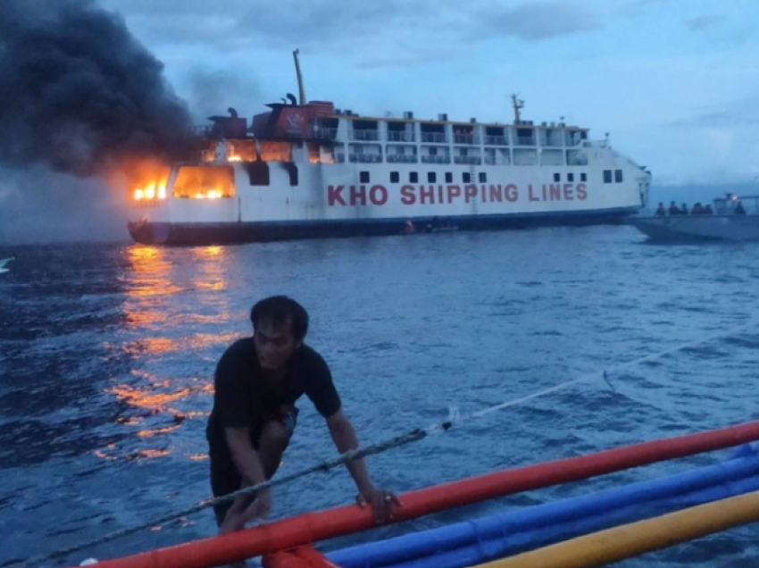 Trageti filipinas me 120 udhëtarë përfshihet nga zjarri
