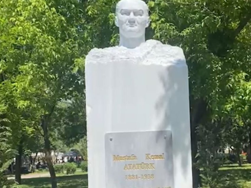 Busti i Ataturkut në Elbasan shkakton debat e kundërshtime