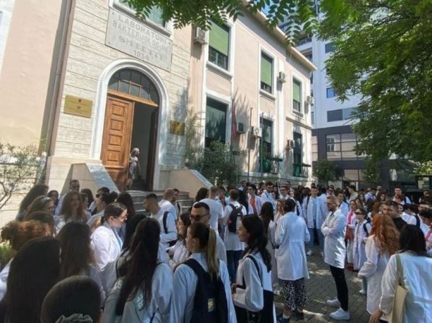 “Standard, jo diktaturë”, protesta e studentëve të mjekësisë kundër punësimit të detyruar