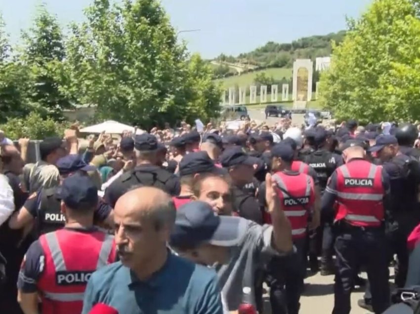 VOA: Qindra policë u futën në ambientet e brendshme për të ushtruar kontroll! Policia mohoi të ketë pasur të lënduar