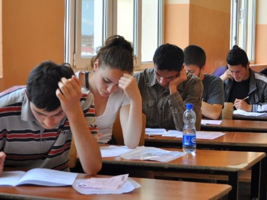 Klasa e nëntë në provim, nxënësit testohen në gjuhën shqipe