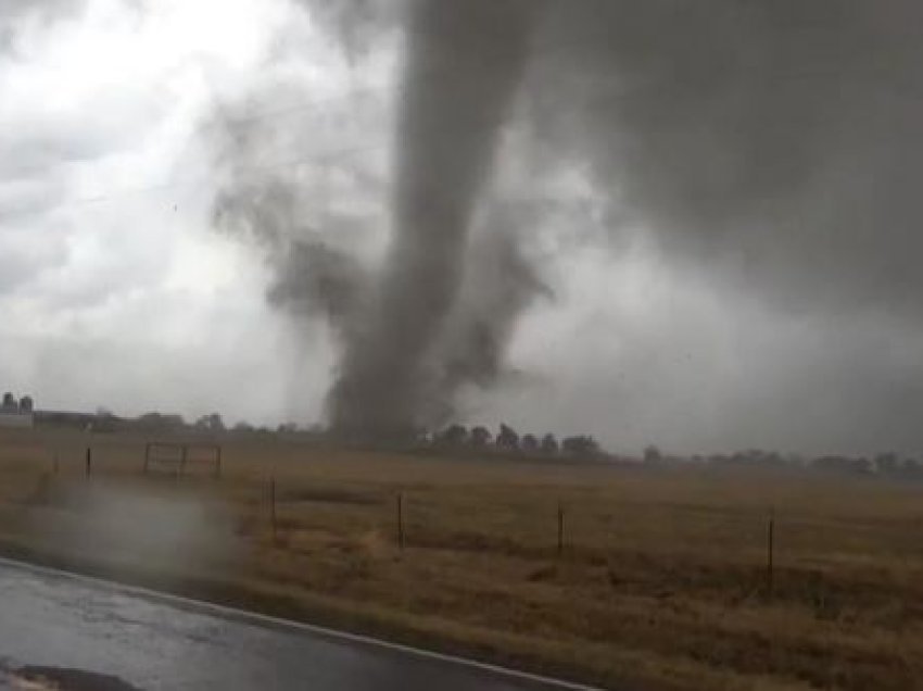 Tornadot vrasin tre persona dhe shkaktojnë dëme të mëdha në Teksas