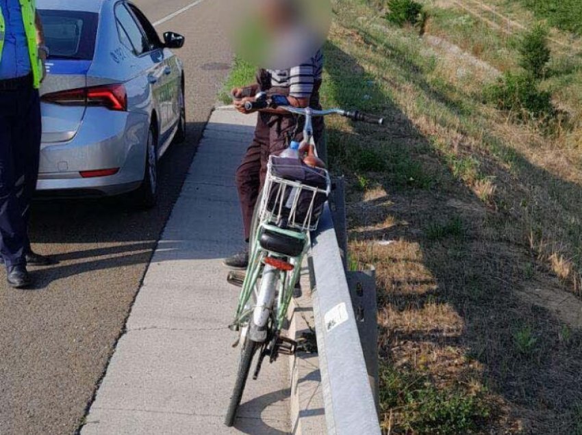 Gjobitet biçiklisti për qarkullim në autostradë