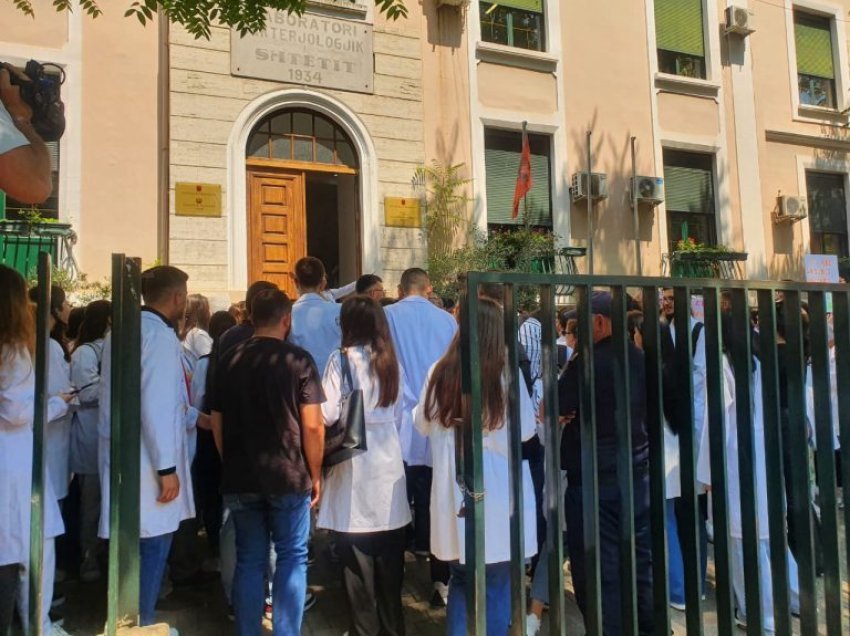 Studentët e mjekësisë sërish në protestë, kërkojnë që MSH të heqë dorë nga ideja për punësimin e detyruar në shtet