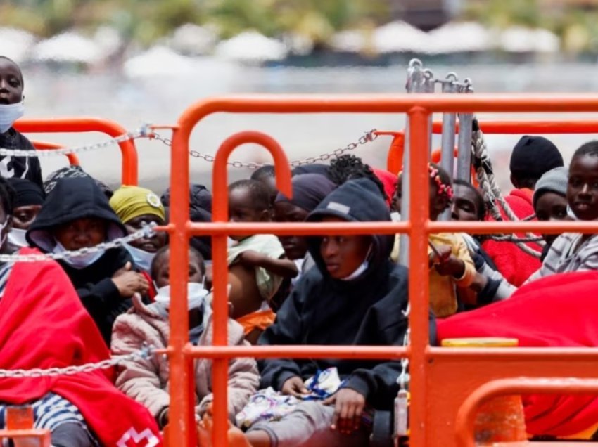 Qindra emigrantë shpëtohen në Ishujt Kanarie