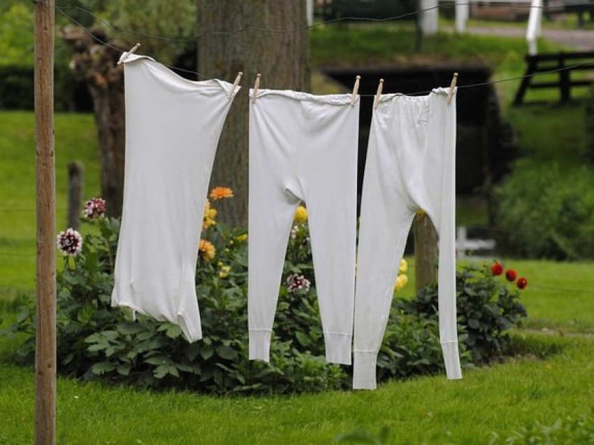 Tri mënyrat më të mira për të hequr hijen e verdhë nga rrobat e bardha