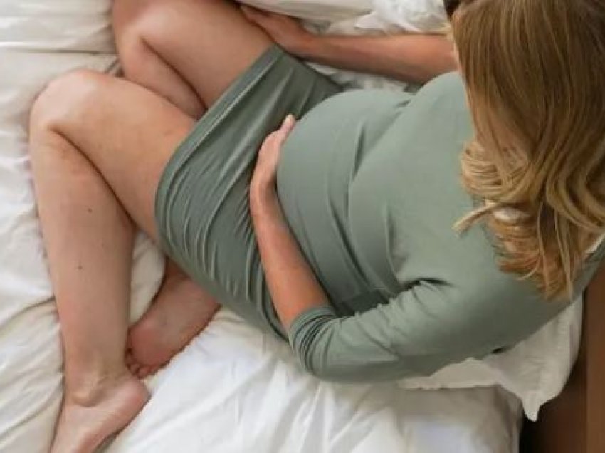 Tre pozicione të sigurta gjumi për gratë shtatzëna