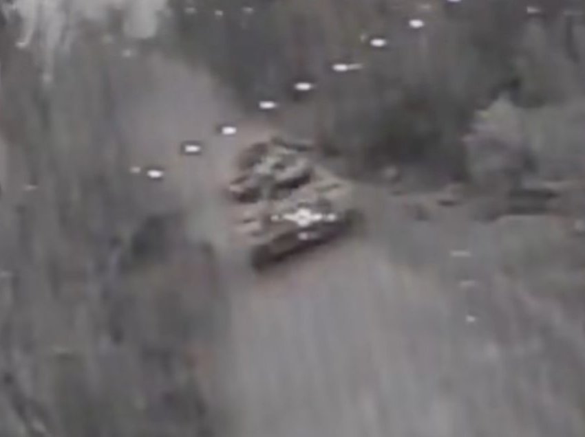 Ukrainasit hedhin në erë tri tanke ruse, i godasin me dronë kamikaz