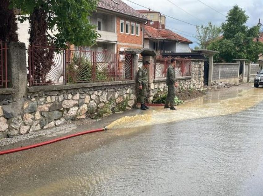 “Dëme në rrugë, ujë, rrymë”, FSK po ndihmon familjet në Pejë për t`u kthyer në gjendjen normale