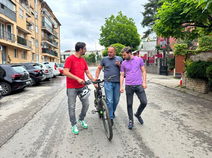 Të dielën në punë dhe me biçikletë, kryeshefi i Prishtina Parking monitoron punën më ndryshe 