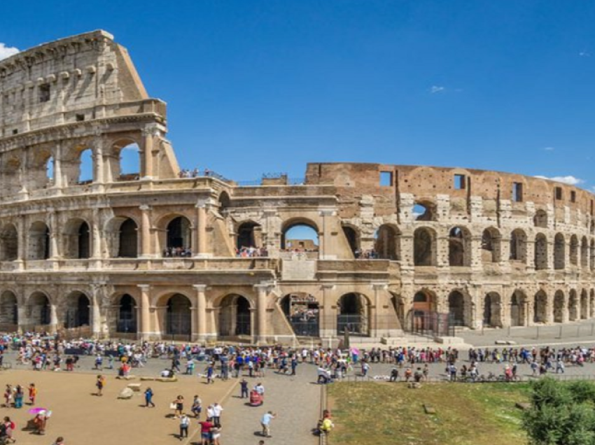 Turisti shkruan emrin e tij në muret e Koloseut, italianët ‘e kryqëzojnë’