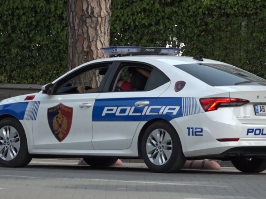 Makina përplas motorin e policëve në Tiranë, plagosen dy efektivët