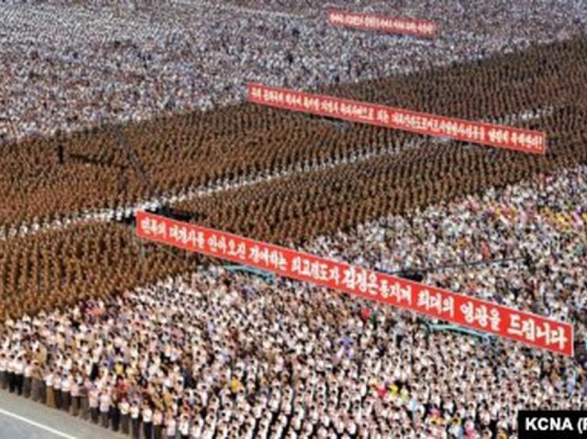 Kim Jong Un “hipnotizon” koreanët, 12 mijë njerëz dalin në protesta kundër SHBA-së: Do t’ju godasim me raketat tona