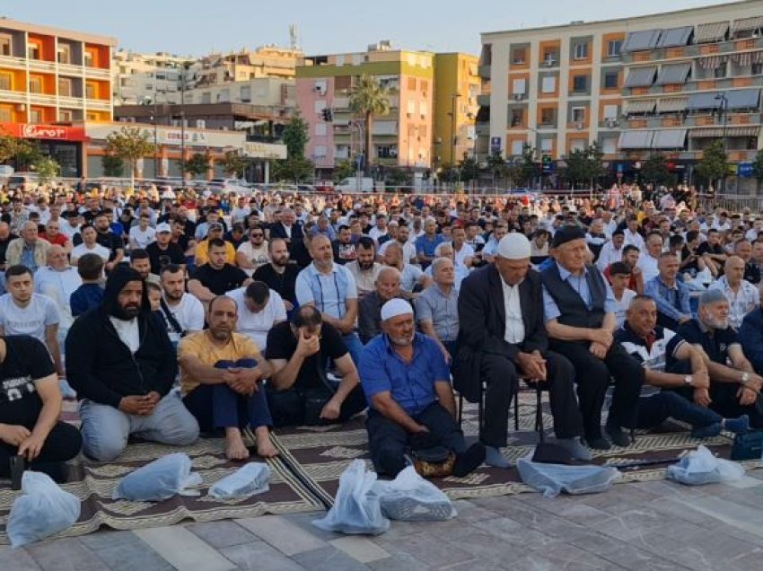 Besimtarët falin namazin në qendrën e qytetit të Fierit, Myftiu Mikel Hazizolli përcjell urimin për paqe