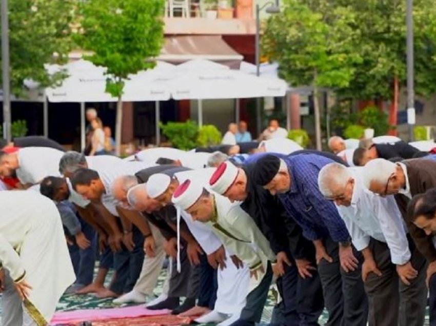 Falën namazin pranë xhamisë së qytetit, besimtarët myslimanë në Vlorë urojnë njëri-tjetrin