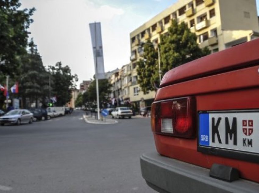 Është konfiskuar një armë dhe targat e një veture në Mitrovicë të Veriut te vendi i njohur si “tre rrokaqiejt”