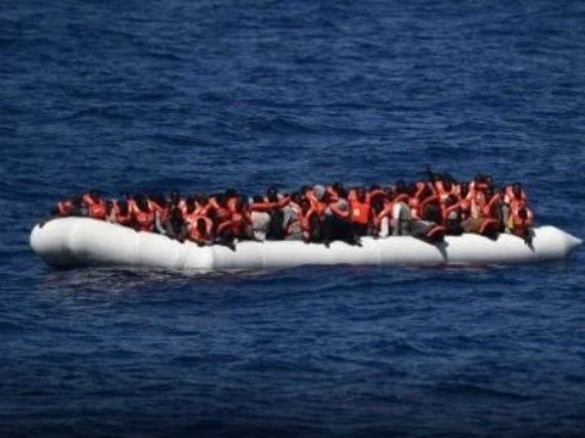 Rreth 700 migrantë me varka mbërrijnë në Lampedusa gjatë natës ​
