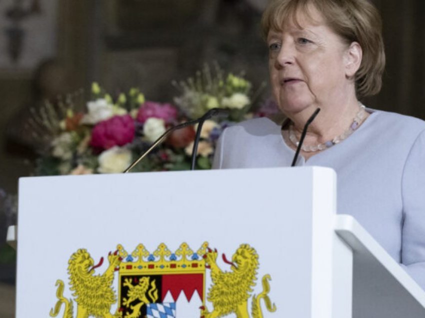 Gjermanët ende i paguajnë Angela Merkelit një grimere dhe parukiere