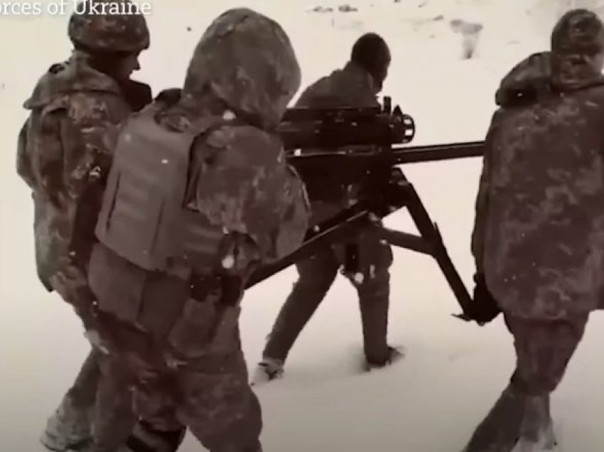 Ukrainasit godasin me mitraloz të kalibrit të rëndë pozicionet e rusëve