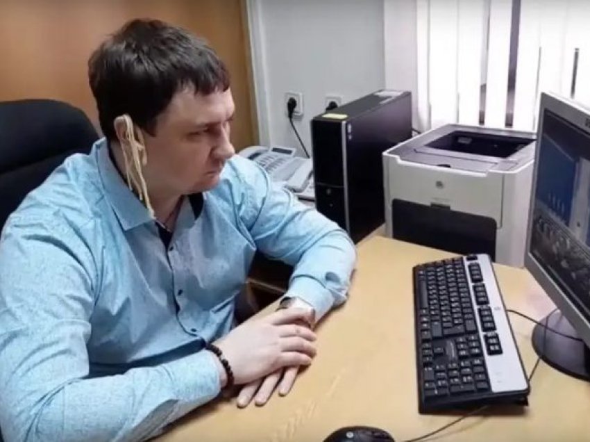 Dëgjoi fjalimin e Putinit me shpageti në vesh, politikani rus thirret për t’u marrë në pyetje në polici