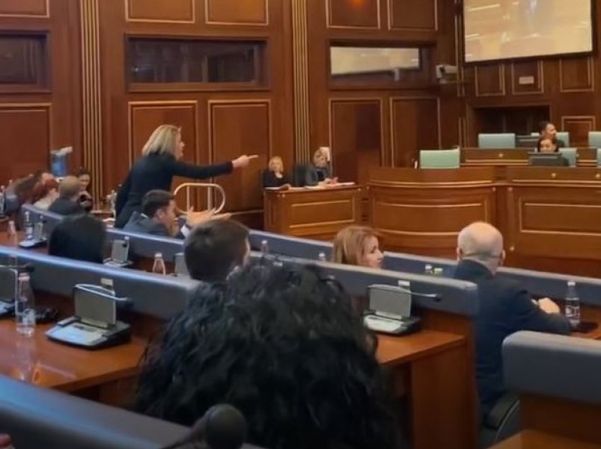Mustafa shpërndan video nga Kuvendi: Po vlon pushteti, siklet, siklet