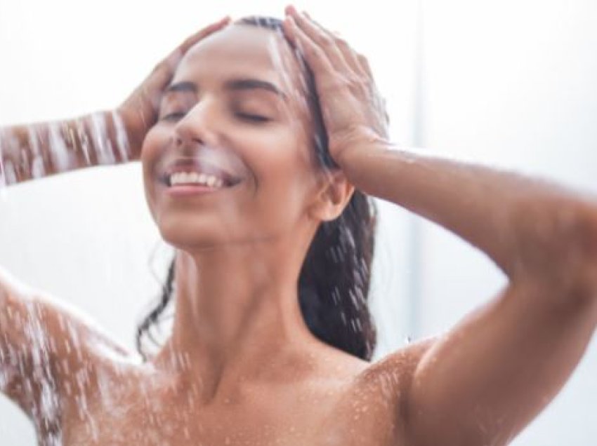 Dermatologët: Mos i përdorni këto gjëra në dush!