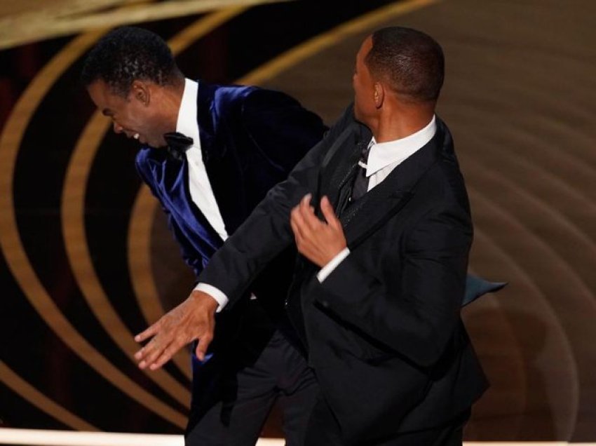 Chris Rock flet për shuplakën e Will Smith një vit pas Oscars dhe nuk u kursye në deklaratën e tij