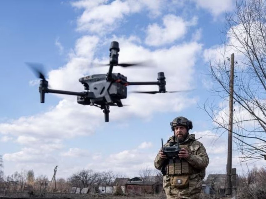 Ushtarët ukrainas përdorin dronët për të goditur mjetet fluturuese ruse