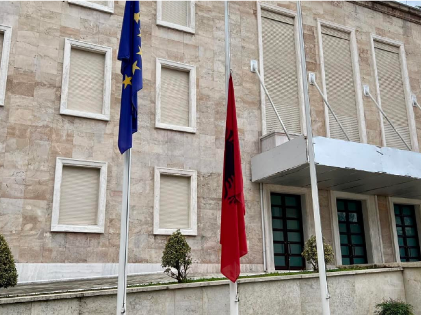 Vdekja e shqiptarëve në Greqi, flamuri kombëtar ulet në gjysmështizë