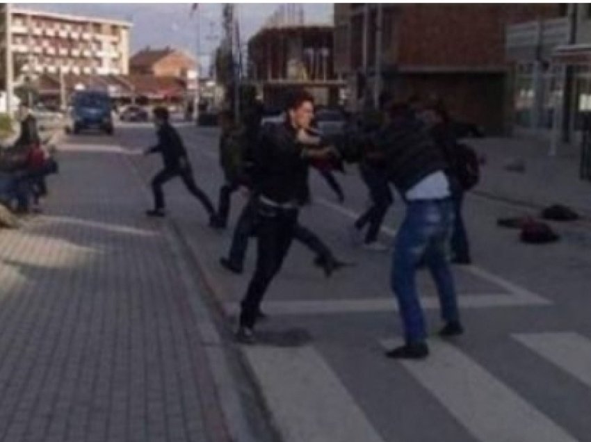 Përleshje mes pesë personave në Prishtinë, Policia i arreston të gjithë dhe konfiskon armët