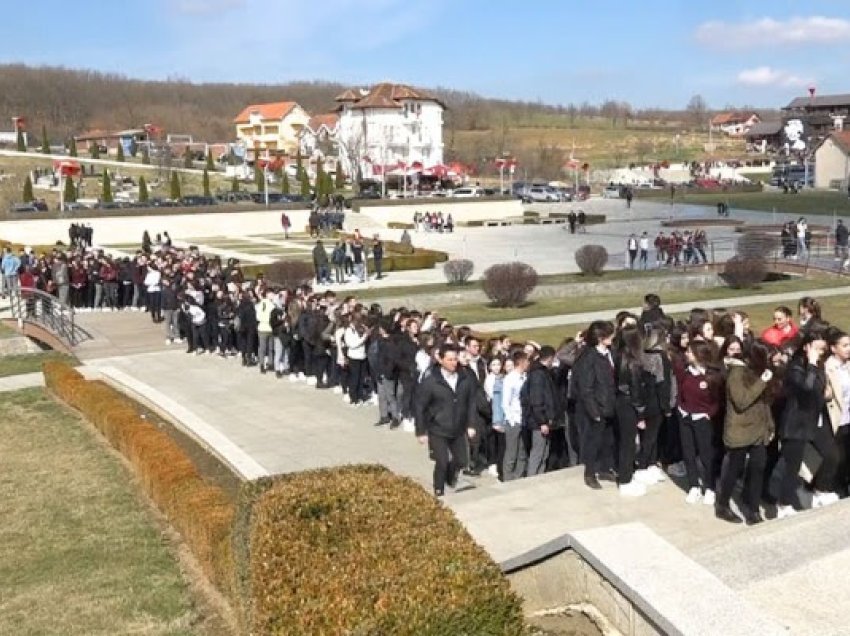 ​Mijëra qytetarë vizitojnë Prekazin, nderojnë sakrificën e familjes Jashari
