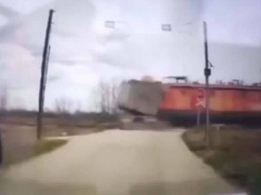 Kamioni me zhavorr tenton të kalojë binarët në qytetin serb, e godet treni që lëvizte me shpejtësi – lëndohen dy persona