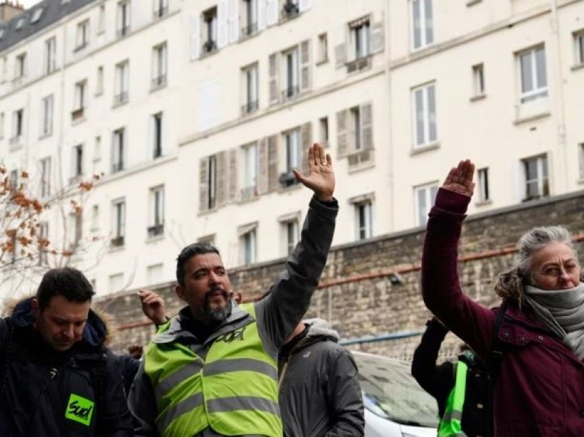 VOA/ Franca në grevë ndërsa sindikatat protestojnë për rritjen e moshës së pensionit
