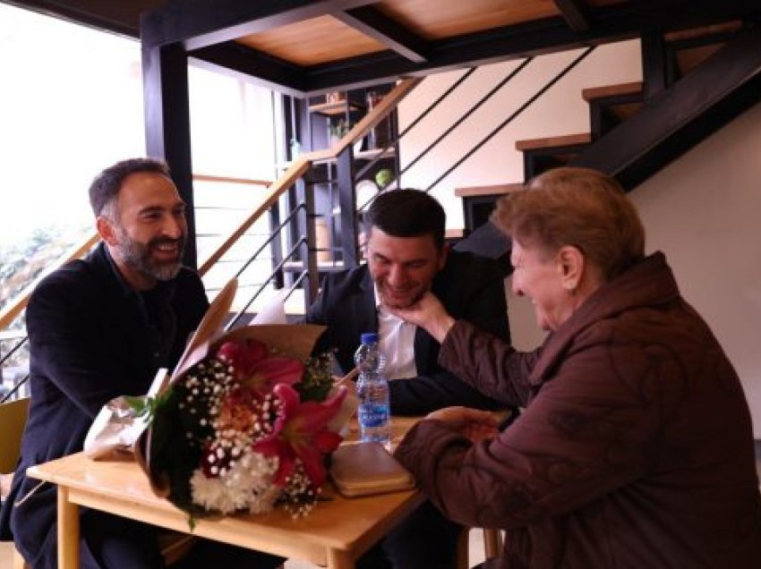 Krasniqi takon mësuesen e tij të parë: Kontributi i tyre ishte vendimtar në çlirimin e Kosovës