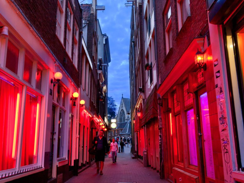 Amsterdami do t’i zhvendosë punonjëset e seksit, Rregullatori Evropian i Barnave e kundërshton
