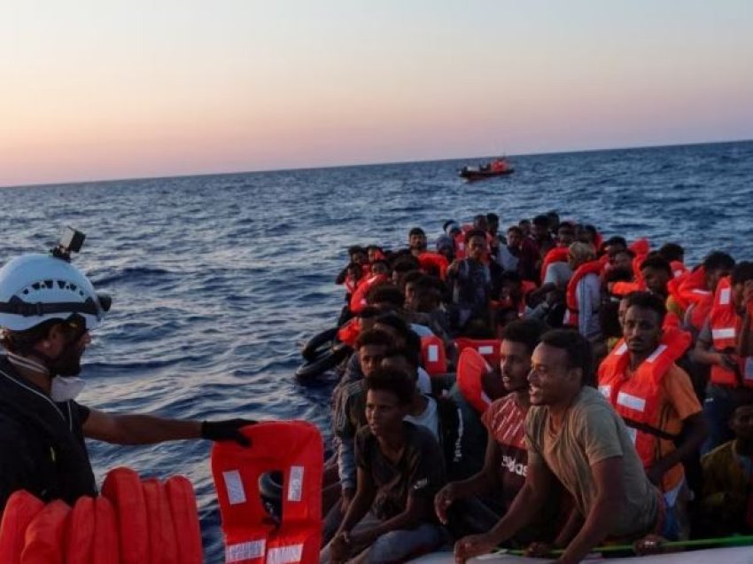 Operacione të shumëfishta të Rojes Bregdetare italiane; mbi 1 mijë emigrantë të rrezikuar
