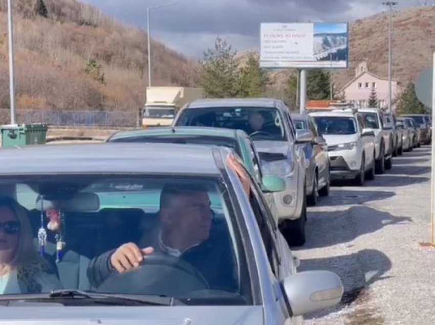 Kapshtica ‘ul traun’/ Dogana greke del jashtë funksionit, s’takon automjetet në radhë kilometrike