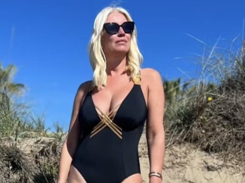 Aktorja 48 vjeçare ekspozon format seksi në plazh me të dashurin e ri