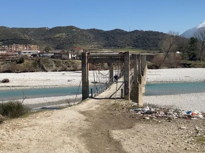 Braktiset fshatrat e Selenicës/ Asnjë investim tek rrugët, mungon edhe uji