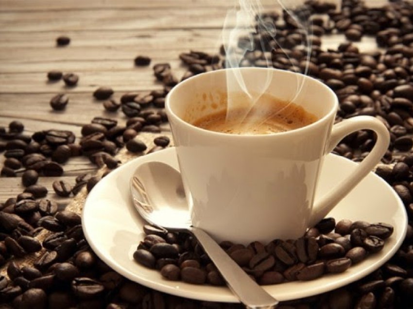 Pesë arsye se pse kafeja në mëngjes mund të jetë më e mirë se çaji